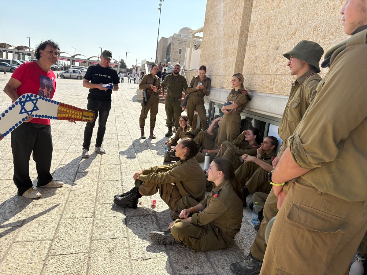 Norman-Miller-talking-to-the-IDF-Western-Wall